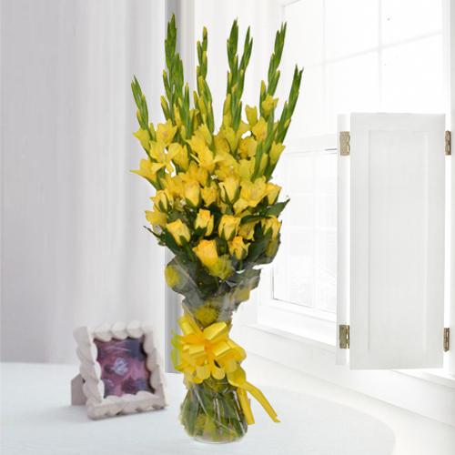 Lovely Bouquet of Yellow Gladiolus n Roses